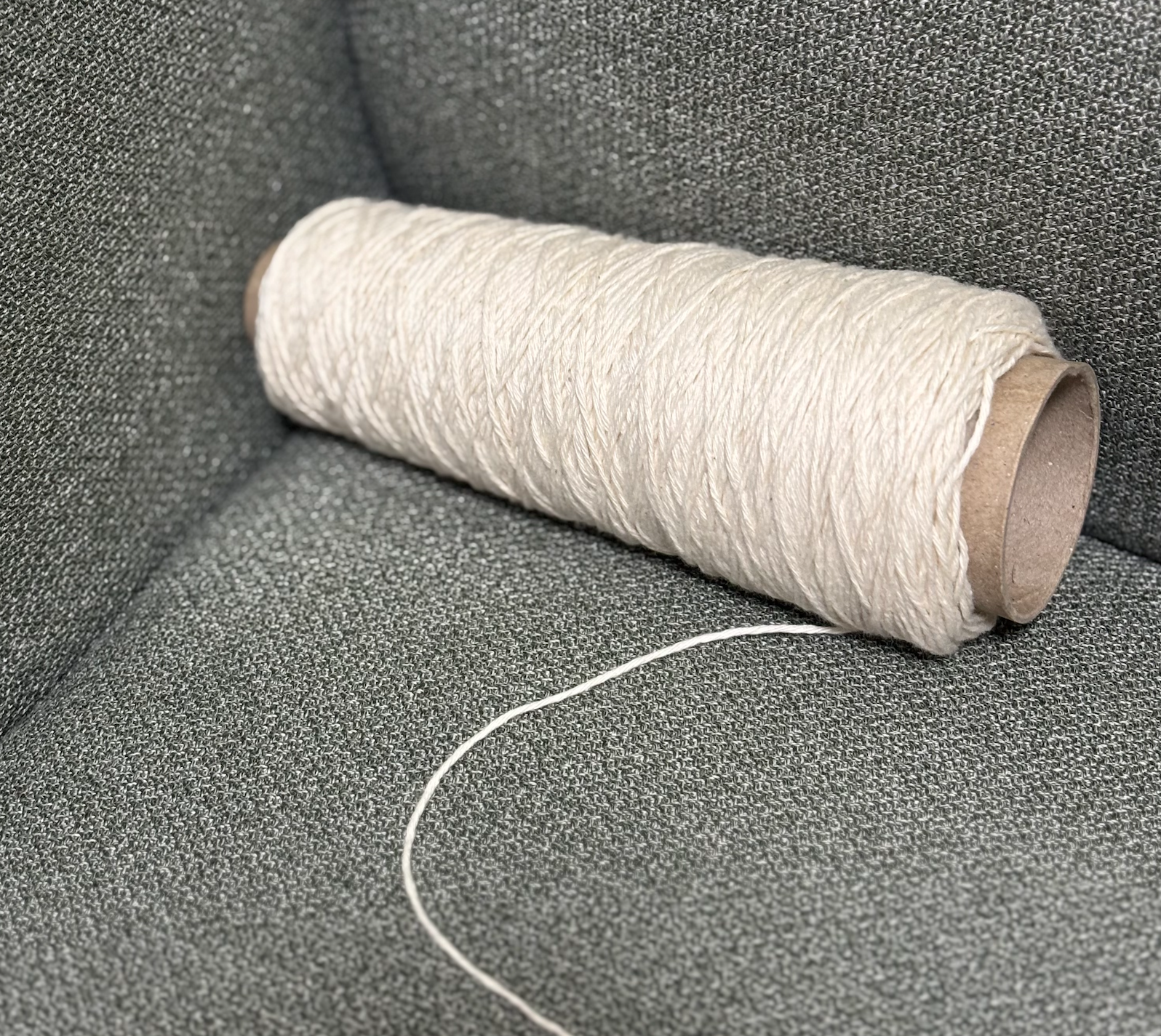 椅子の溝に毛糸を置いて編んでいる様子